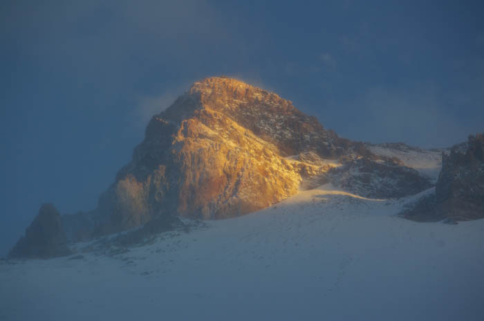 031_ Le soleil se couche sur le sommet