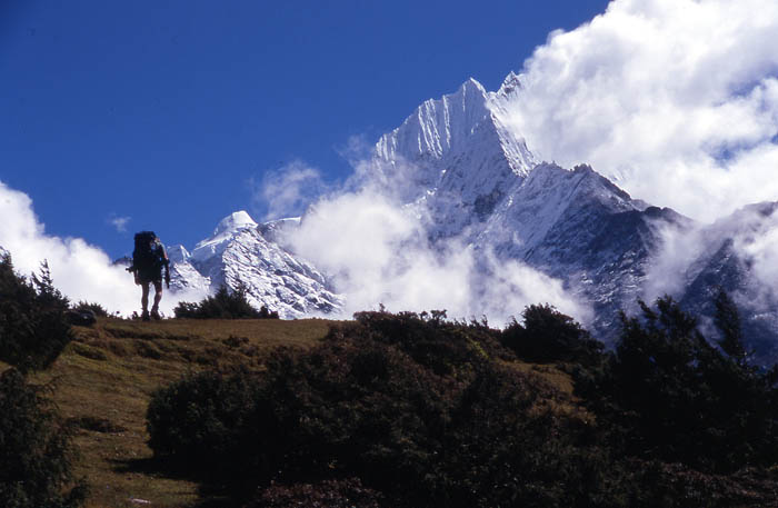 09_Au-dessus de Namche, le Thamserku