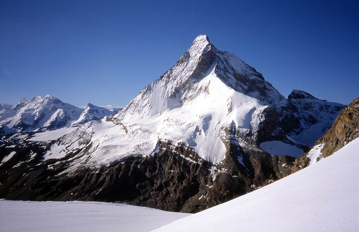 01_Face nord du Cervin, arete du Hornli (voie normale) a gauche