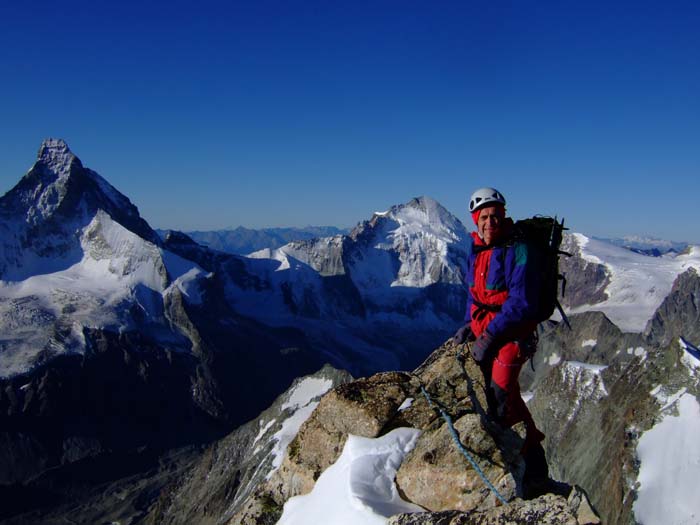 016_ Jean Luc sur l'arete. Cervin, Dent d'Herens,tete de Valpeline et tete Blanche