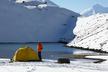Le beau camp de base du lac au fond l'Himlung Himal