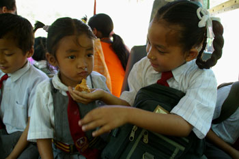 Dans le bus, collégiennes en uniforme